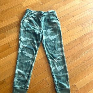BNWT Old Navy Girls Soft Camouflage Joggers Size Large (10-12)